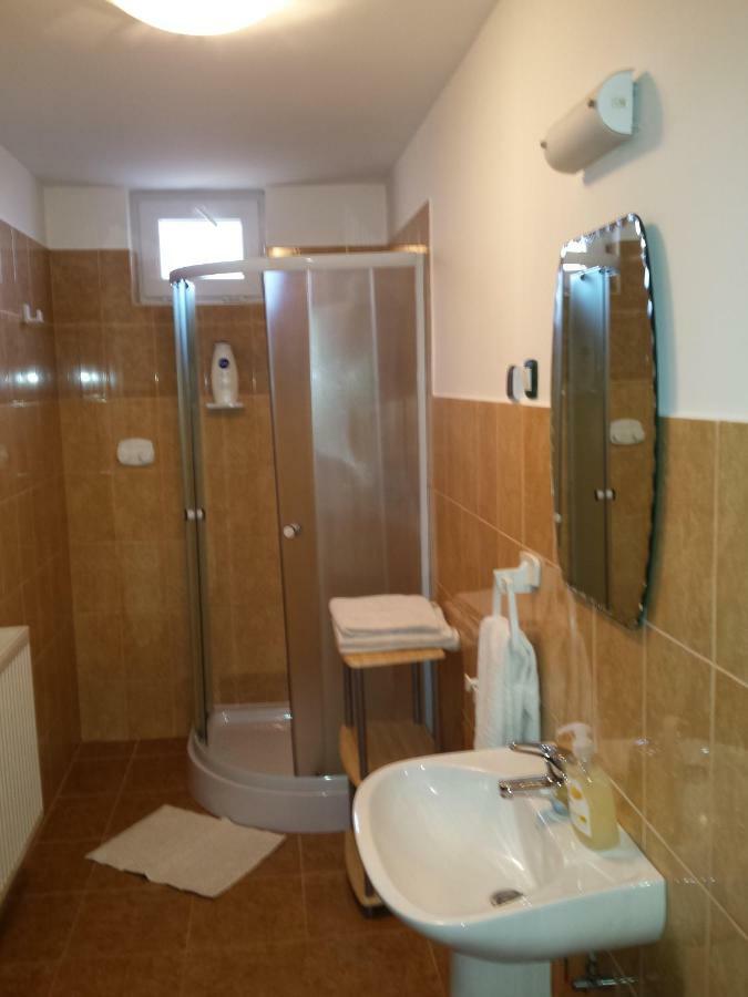 Eszter Vendeghaz Hotel Izvoru Crisului Exterior photo