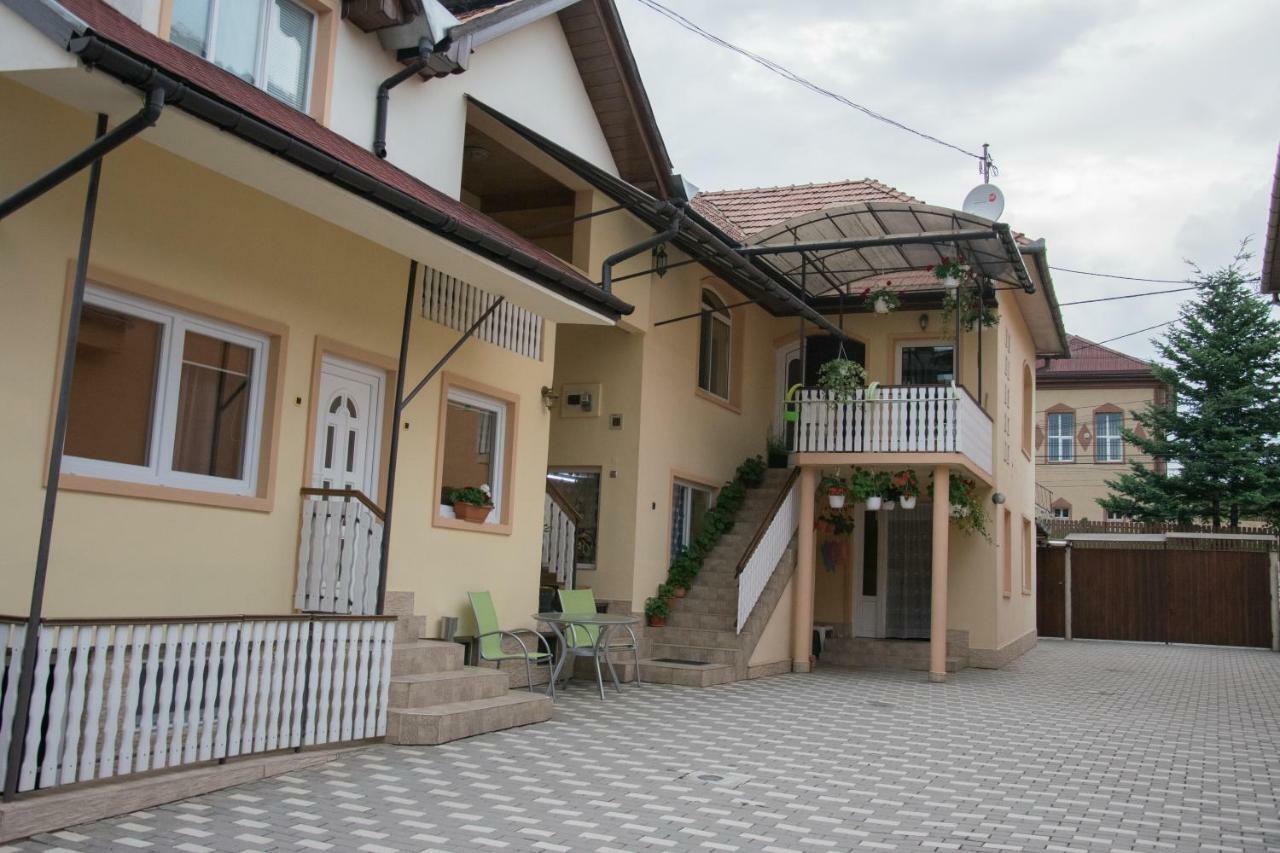 Eszter Vendeghaz Hotel Izvoru Crisului Exterior photo